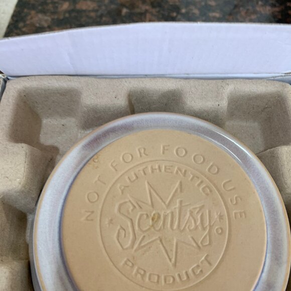 SCENTSY JANE FULL SIZE WAX WARMER Brand New in Box w/ 2 scentsy waxs - Picture 6 of 6
